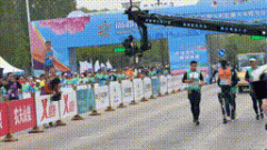 线上股票配资 冲线！“天工”夺得全球首个人形机器人半马冠军